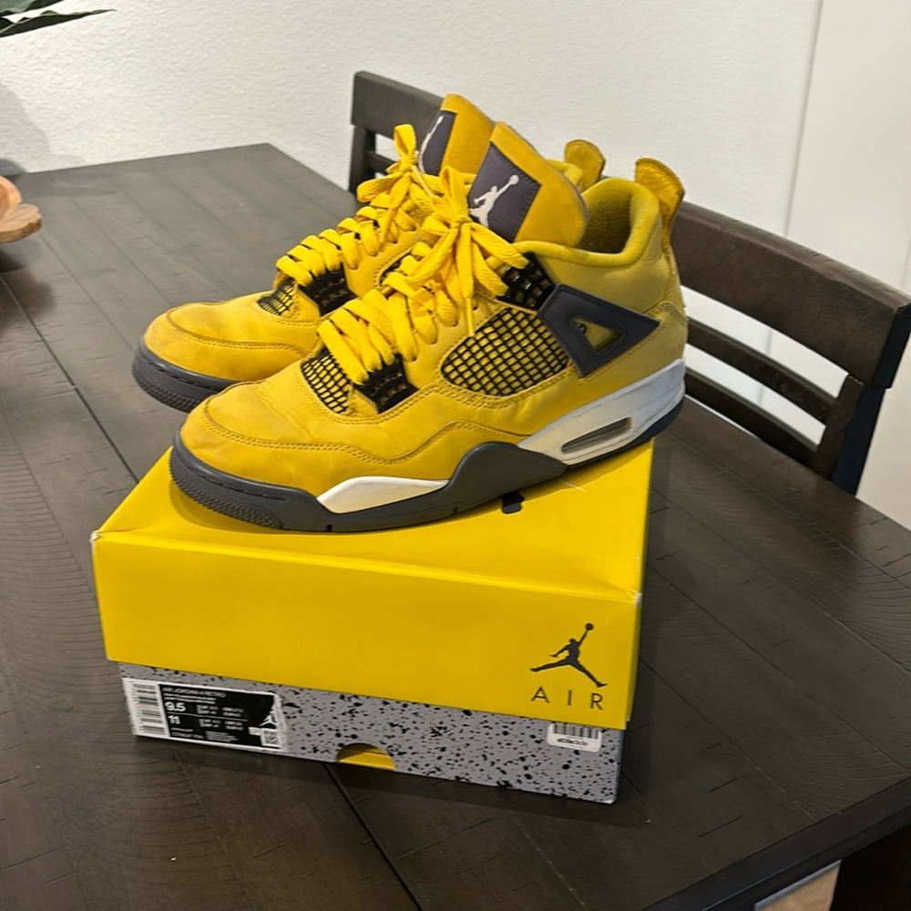 Jordan 4 ‘Lightening’ Size 9.5